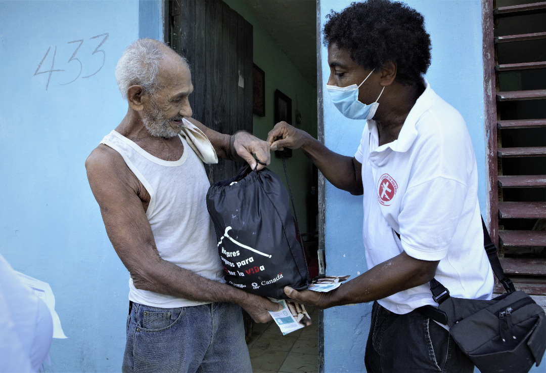 anciano recibe mochila 